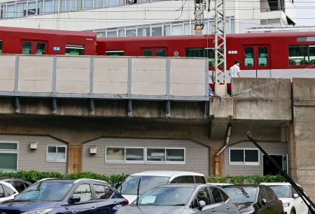 　脱線した近鉄京都線の列車＝２９日午前８時１３分、京都市下京区