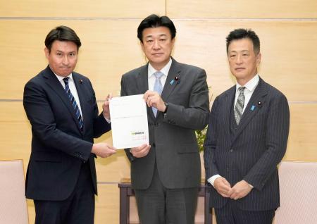 　「ＯＴＣ類似薬」の患者自己負担の見直しを巡り、木原官房長官（中央）に申し入れをする日本維新の会＝１２日午後、首相官邸