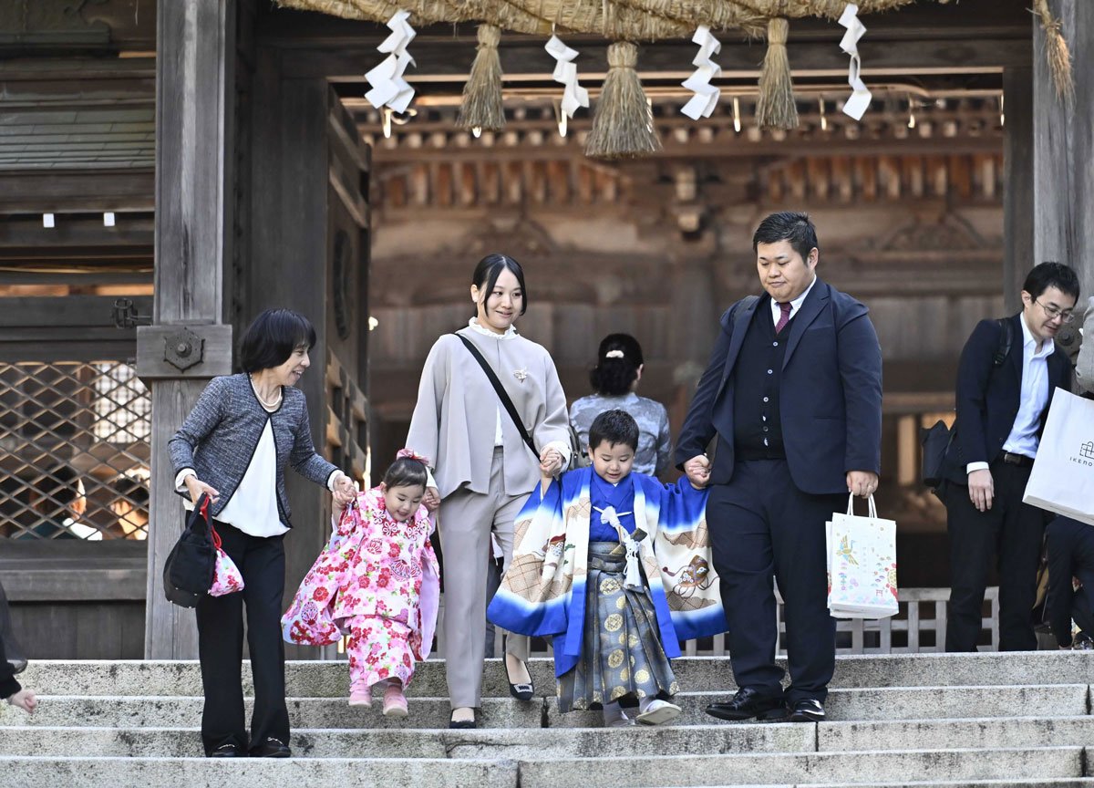七五三のお参りを終えて石段を歩く家族連れ＝１５日午前１０時１６分、岐阜市伊奈波通、伊奈波神社