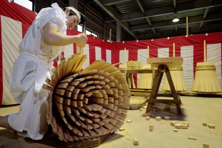 　熊野那智大社の「那智の扇祭り」を前に、大詰めを迎えた大たいまつ作り＝１４日午前、和歌山県那智勝浦町