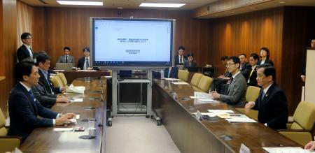 　ＪＡ全中の山野徹会長（右端）らと面会する小泉農相（左端）＝２０日午前、農水省