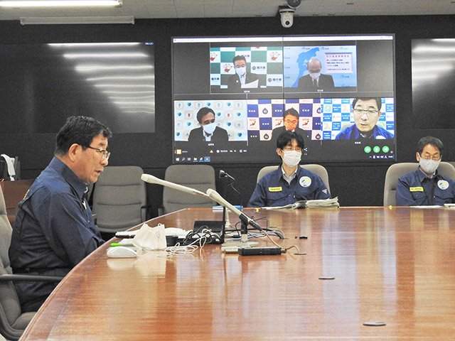 中部圏知事会議で新型コロナウイルス対策について意見を述べる古田肇知事（左）＝１７日午後、県庁
