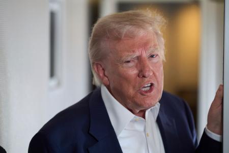 　２５日、大統領専用機内で記者団と話すトランプ米大統領（ＡＰ＝共同）