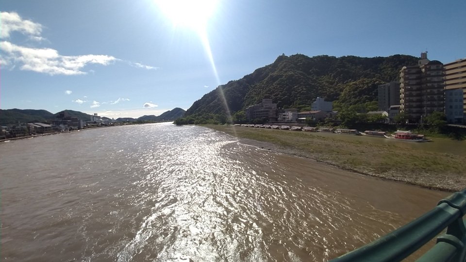 雨で増水した長良川＝８日午前８時１５分、岐阜市内