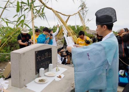 　大山の夏山開きで、安全を祈願し行われた「山頂祭」＝８日午前、鳥取県大山町