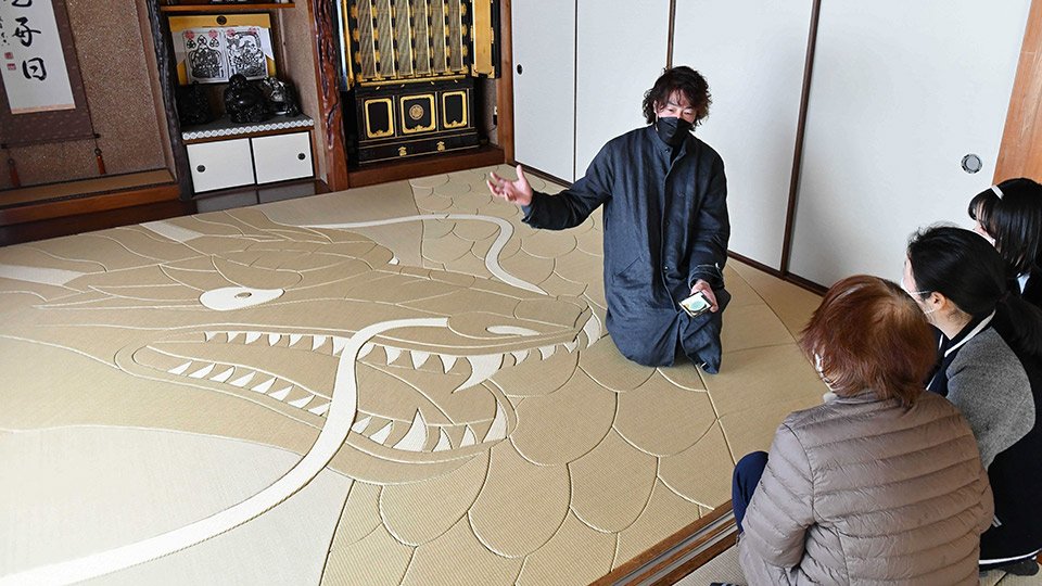 迫力ある竜を表した畳を紹介する山田憲司さん＝羽島市竹鼻町、山田一畳店