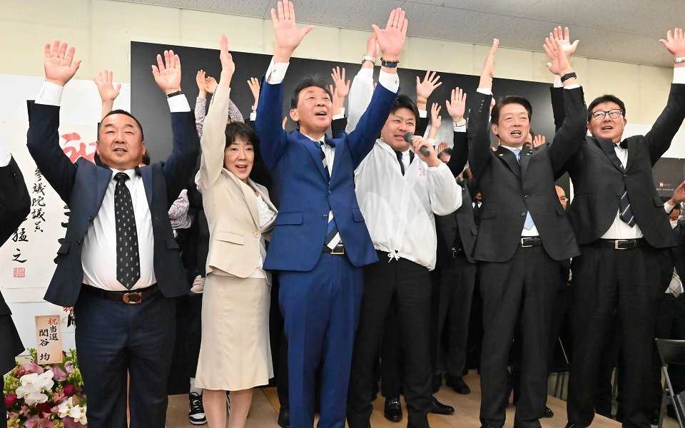 無投票で再選を果たし、万歳三唱で喜ぶ森和之さん（左から３人目）＝１６日午後５時５４分、瑞穂市野田新田の選挙事務所