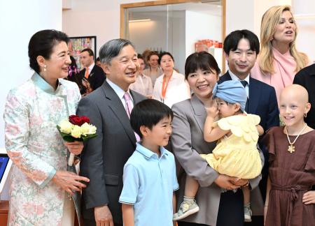 　小児がんセンターで入院患者の子どもらとの記念撮影に臨まれる天皇、皇后両陛下＝１９日、オランダ・ユトレヒト（代表撮影・共同）