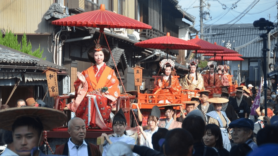 宿場町の面影を残す中山道を練り歩いた時代行列「姫道中」＝１５日午後、美濃加茂市太田本町