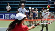子どもとラリーをする伊達公子さん＝岐阜市長良福光、長良川テニスプラザ