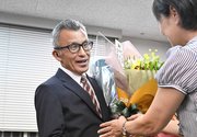 関市長選で初当選を確実にし花束を受け取る山下清司氏＝１０日午後９時３６分、関市平和通、選挙事務所