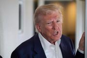 　２５日、大統領専用機内で記者団と話すトランプ米大統領（ＡＰ＝共同）
