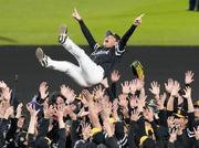 　プロ野球日本シリーズで阪神を破って日本一に輝き、胴上げされるソフトバンク・小久保監督＝３０日、甲子園球場