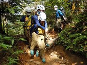 訓練に励む隊員ら＝１５日、高山市奥飛騨温泉郷神坂、西穂高岳（県警提供）