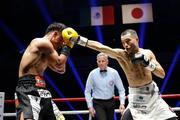 　ＷＢＡバンタム級王座決定戦　３回、比嘉大吾（左）を攻める増田陸＝両国国技館