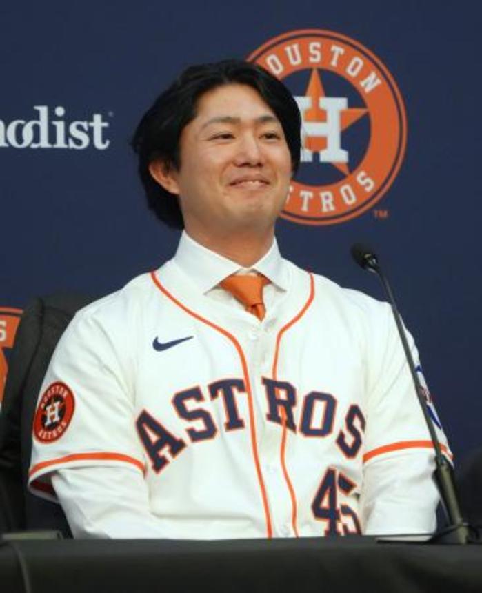 　米大リーグ、アストロズの入団記者会見で笑顔を見せる今井達也投手＝５日、ヒューストン（共同）