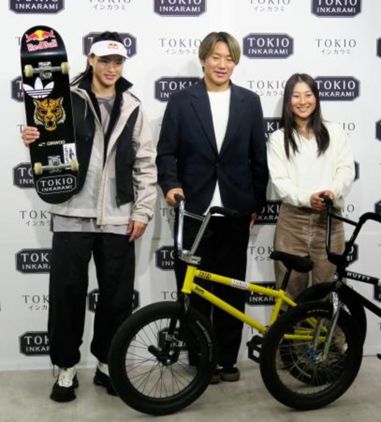 　記者会見で写真に納まる（左から）スケートボード男子の小野寺吟雲、自転車ＢＭＸ男子の小沢楓、女子の小沢美晴＝２９日、東京都内