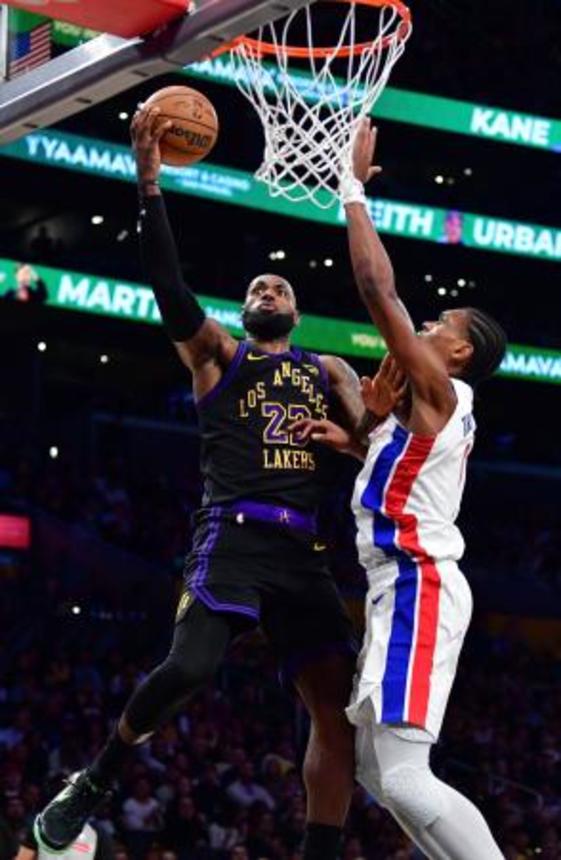 　４１歳の誕生日に行われたピストンズ戦で攻めるレーカーズのＬ・ジェームズ（左）＝ロサンゼルス（イマジンイメージズ・ロイター＝共同）