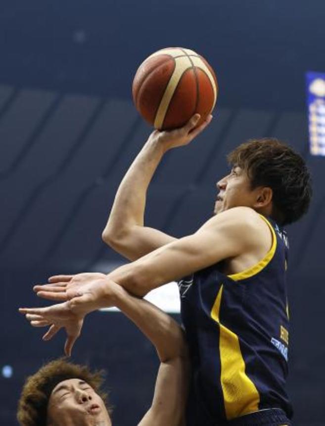 　宇都宮―琉球　第１クオーター、シュートを狙う宇都宮・比江島＝横浜アリーナ