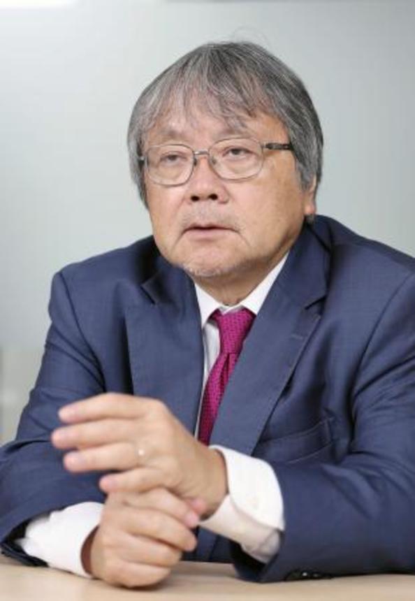 　インタビューに答える世界銀行前副総裁の西尾昭彦さん