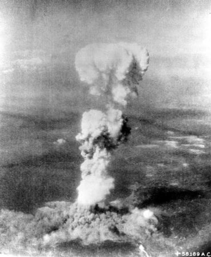 　広島に投下された原爆のきのこ雲＝１９４５年８月６日（米国立公文書館所蔵・共同）