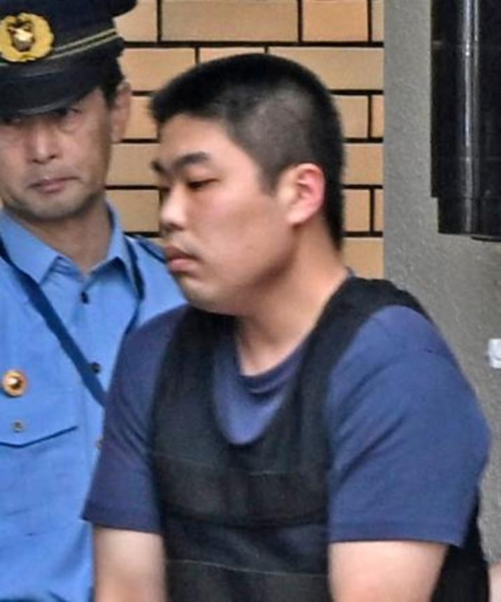 　名古屋・西署に入る斉藤祐斗容疑者＝１２日午前１０時４８分