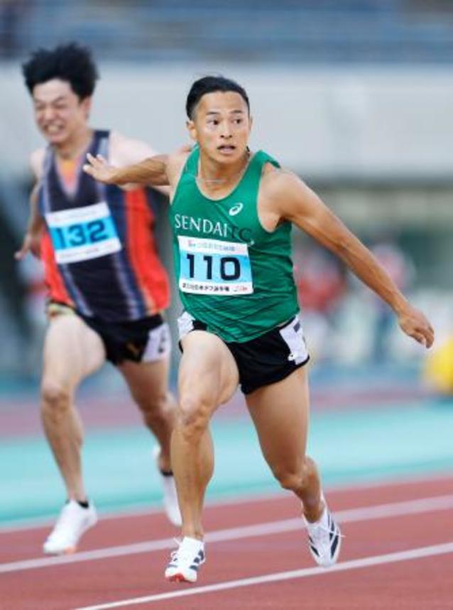 　男子１００メートル決勝　１０秒８７で優勝した佐々木琢磨（右）＝熊谷スポーツ文化公園陸上競技場