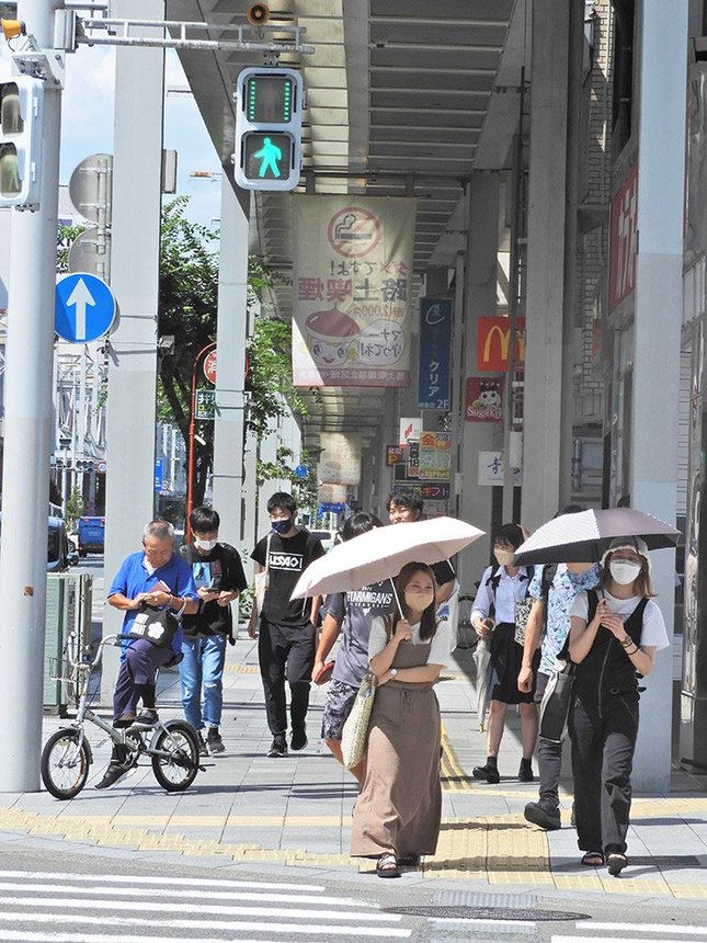 猛暑日となった岐阜市。この日は熱中症警戒アラートが出ていた＝２日午後１時５２分、岐阜市神田町