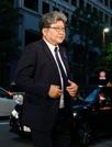 　安倍元首相をしのぶ会合に向かう、自民党の萩生田幹事長代行＝１５日夜、東京都千代田区