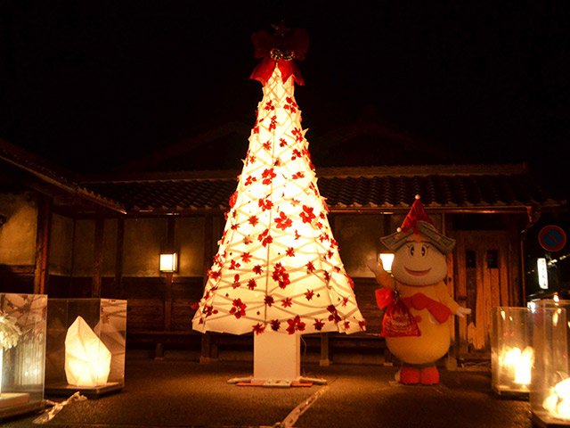 一足早くクリスマスムードを演出している美濃和紙のクリスマスツリー＝美濃市本住町、ポケットパーク