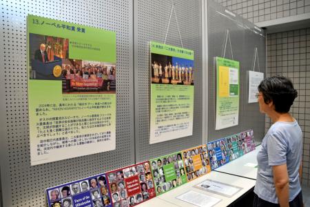 　被団協の「７０年のあゆみ展」パネルを見る来場者＝２５日午前、東京都杉並区