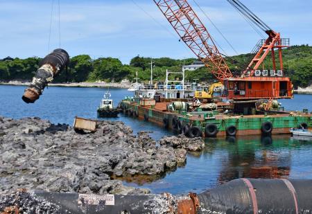 　石川県志賀町の海岸で始まった、漂着した巨大ホースの撤去作業＝２４日午前