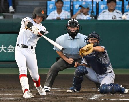　創成館―小松大谷　２回裏創成館２死一塁、森下が左翼線に同点二塁打を放つ。捕手宮下＝甲子園