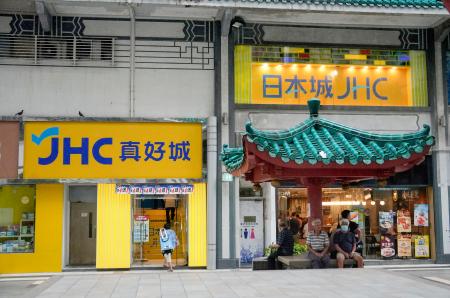 　「真好城」の店舗の新しい看板（左）と「日本城」の看板＝７月、香港（共同）