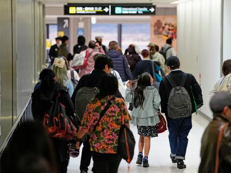 　中東情勢の悪化を受け、政府手配のチャーター機で成田空港に到着した人たち＝１０日午前６時４６分