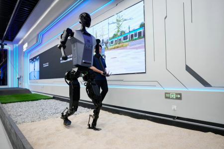 　砂場を歩く人型ロボット「天工」＝１６日、北京（共同）