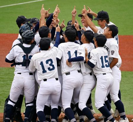 　国民スポーツ大会の高校野球軟式で３連覇を果たして喜ぶ中京ナイン＝弘前市運動公園野球場