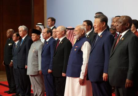 　１３日、インドの首都ニューデリーで、ＢＲＩＣＳ首脳会議２日目に参加したインドのモディ首相（前列右から３人目）、中国の習近平国家主席（同２人目）、ロシアのプーチン大統領（同４人目）ら（ロイター＝共同）