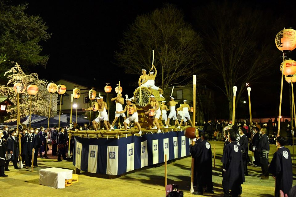 打ち納めで、大太鼓を勇壮に響かせる打ち手たち＝１９日午後１０時１４分、岐阜県飛騨市古川町壱之町