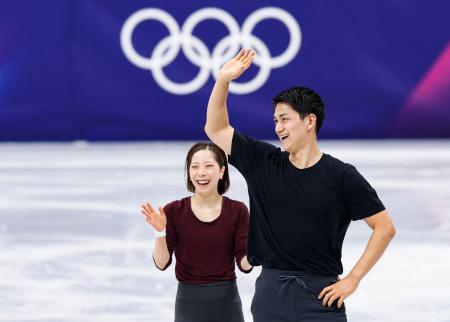 　曲かけ練習を終え、観客に手を振るペアの三浦璃来（左）、木原龍一組＝ミラノ（共同）