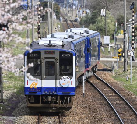 　のと鉄道の列車＝４月、石川県七尾市