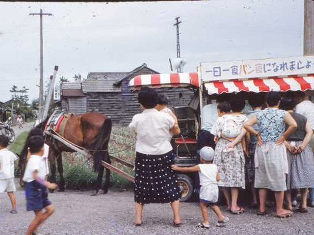 昭和３０年代ごろの「ロバのパン」の馬車。「ロバ」に子供たちは興味津々だった（渡辺さん提供）