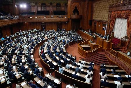 　改正種苗法を可決、成立した参院本会議＝１７日午前