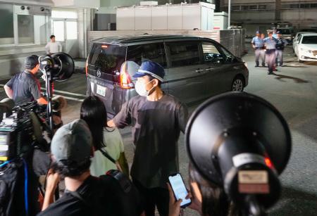 　神戸市の女性殺害事件で、谷本将志容疑者を乗せて葺合署に到着した車＝２２日午後１１時４２分