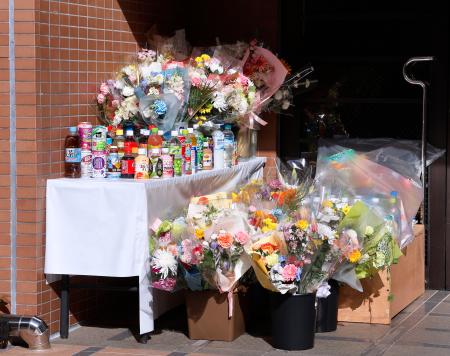 　事件現場に設置された献花台＝２１日午後、さいたま市桜区