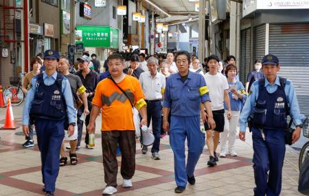 　大阪府警布施署が実施した住民らとの合同パトロール＝１１日午後、東大阪市