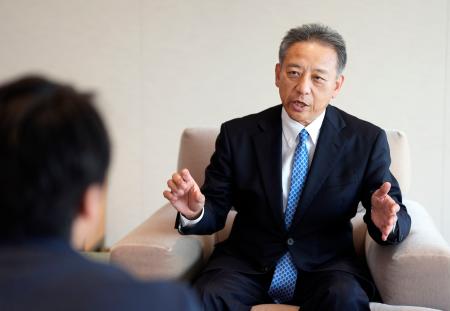 　インタビューに答える出光興産の酒井則明社長