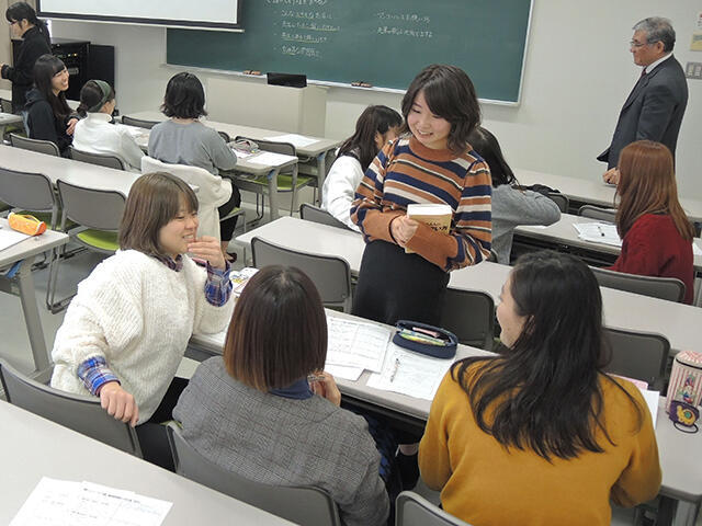 教育学部４年生の模擬授業。先生役の学生が、グループの話し合いを生かして授業を進める＝岐阜市柳津町高桑西、岐阜聖徳学園大学