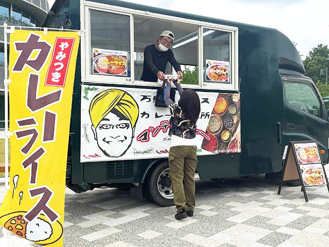 キッチンカーで自慢のカレーを販売する野々田万照さん＝岐阜市司町、岐阜市役所前広場