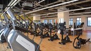 最新のトレーニングマシンが並ぶジムエリア＝美濃加茂市健康のまち一丁目１番地、クラブＭ